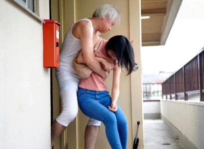 Cô vợ trẻ bị bố chồng già địt