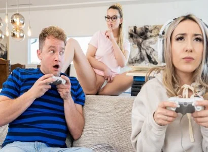 thiếu nữ mải mê chơi game khiến bạn thân nhân cơ hội cướp người yêu