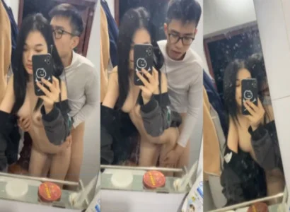 Cặp đôi sinh viên trẻ cùng làm tình với nhau trước gương