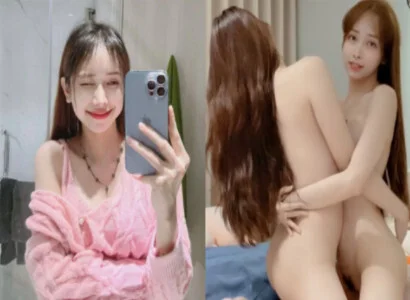 Lâm Thái Vy cùng người bạn thân thiết móc bím ngay trên sóng trực tiếp