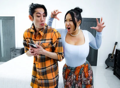 Con trai giúp mẹ kế xăm trổ hàng múp đạt cực khoái